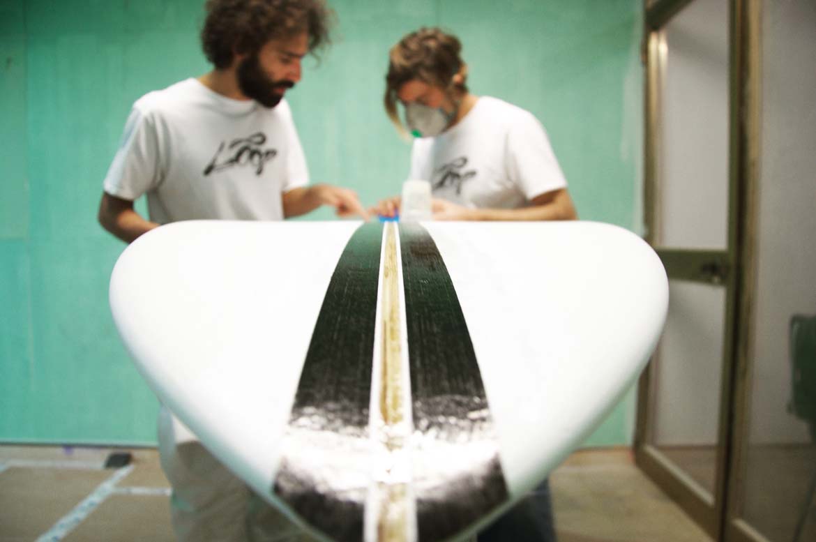 Alessandro Grande surfboards mentre crea una ecoboard personalizzata