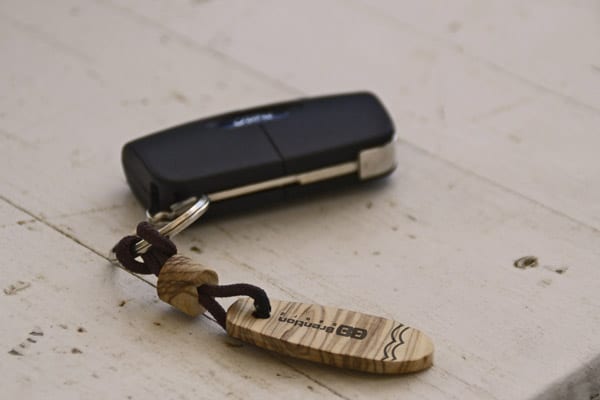 Il portachiavi a forma di skate attaccato alle chiavi dell'auto. Personalizza i tuoi gadget su Blilde.zone