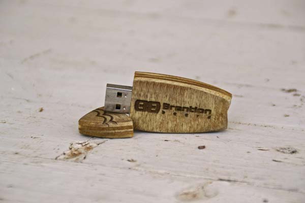 La penna USB creata da Brention Board con legno reciclato e personalizzabile per ogni richiesta