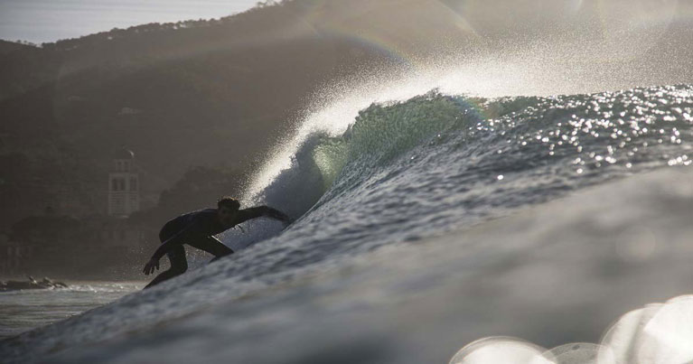 Surfista mentre surfa nello spot di Levanto una tavola da surf acqusitata su blide.zone
