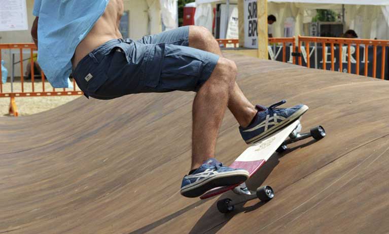 Skater su una rampa da skate con una tavola da skate personalizzata su blide.zone. creata da nomade boards