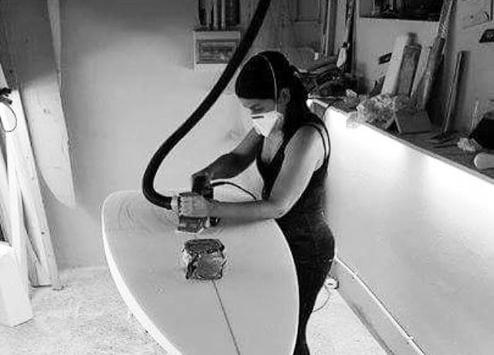 Giovanna di FATU HIVA, mentre crea una tavola da surf su misura per una surfista. Le sue tavole sono uniche e incontrano il gusto e la tecnica delle ragazze che praticano surf!