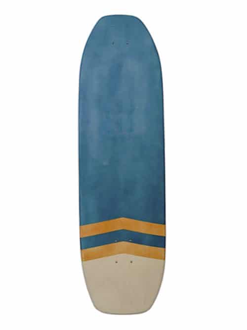 il surfskate wave decorato in legno di acero decorato con mordente blu. una tavola skate ideale per l'allenamento surf