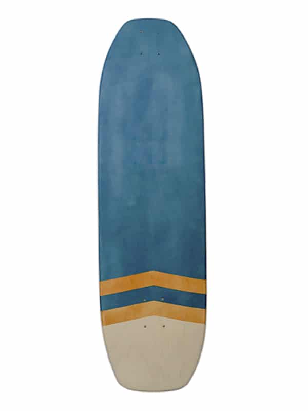 il surfskate wave decorato in legno di acero decorato con mordente blu. una tavola skate ideale per l'allenamento surf