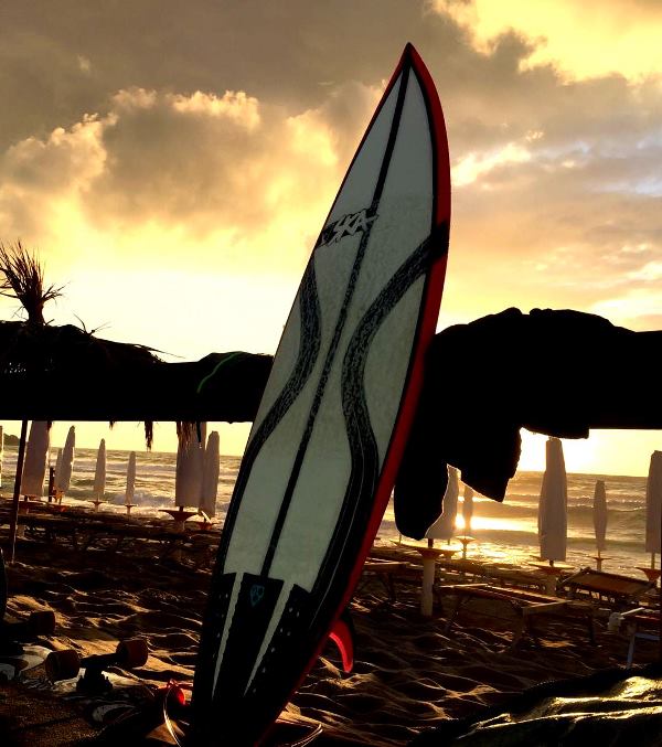 tavola da surf con stringer parabolici in carbonio