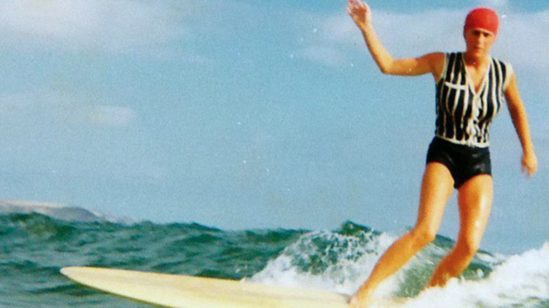 LA GRINTA DELLA FRIZZANTE SETTANTENNE SURFISTA BRITANNICA GWYNETH HASLOCK